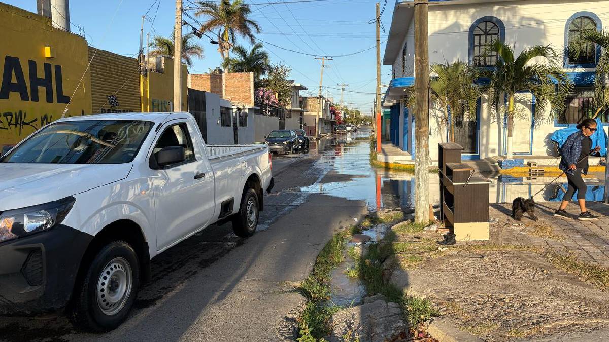 ‘Truena’ tubería en la López Mateos de Mazatlán, la mega fuga ya es reparada por Jumapam