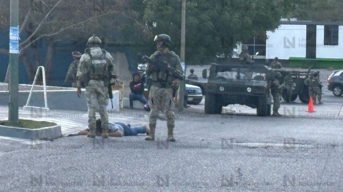 ¡Los tienen pecho tierra! Militares detienen a dos civiles tras persecución por el Zapata y Clouthier en Culiacán
