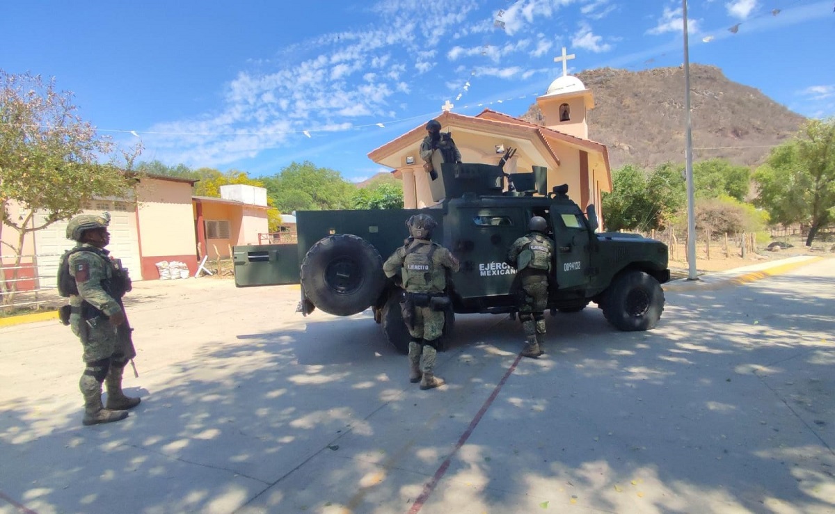 Ejército Mexicano y FGR aseguraron camionetas blindadas, armas y municiones en Bacayopa, Choix
