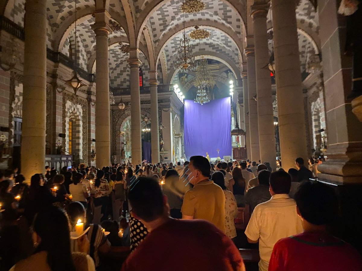 Decenas de fieles abarrotan catedral de Mazatlán durante misa de resurrección
