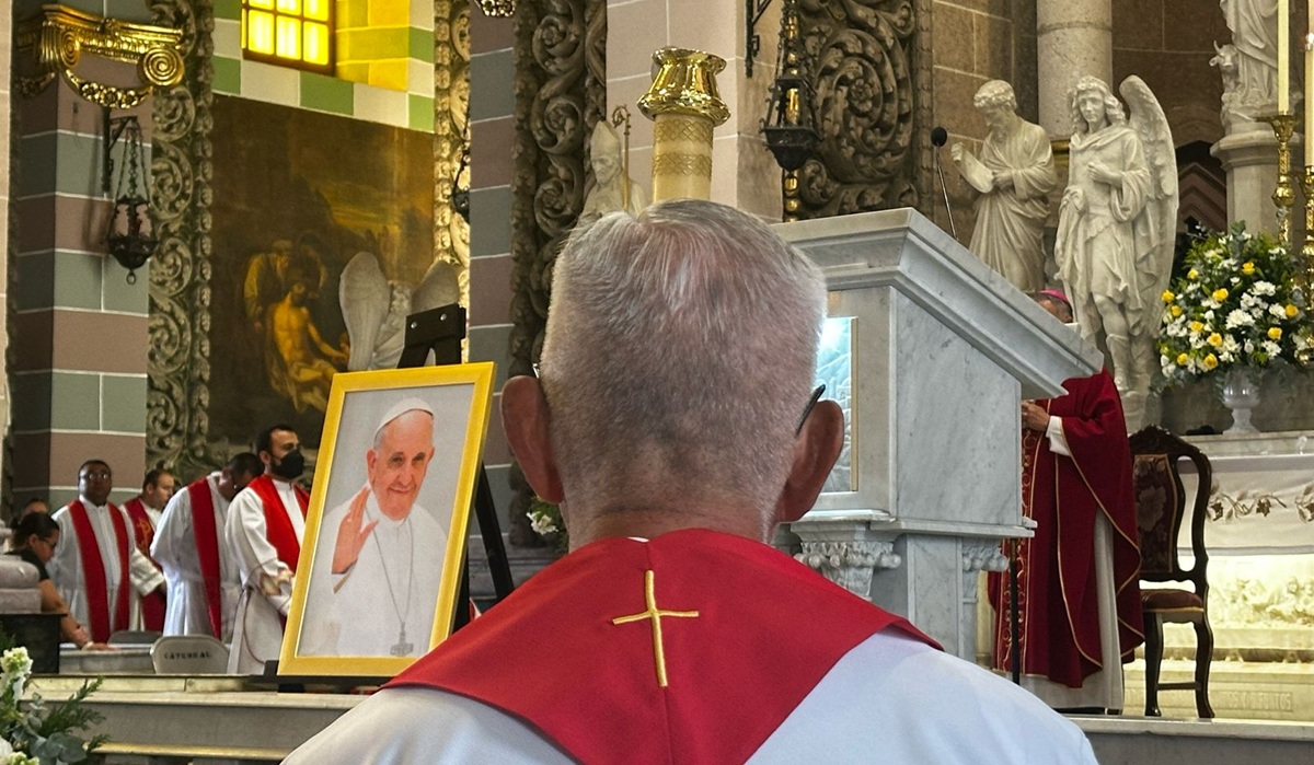 Mazatlán se une al duelo por el Papa Francisco con misa exequial en la Catedral Basílica