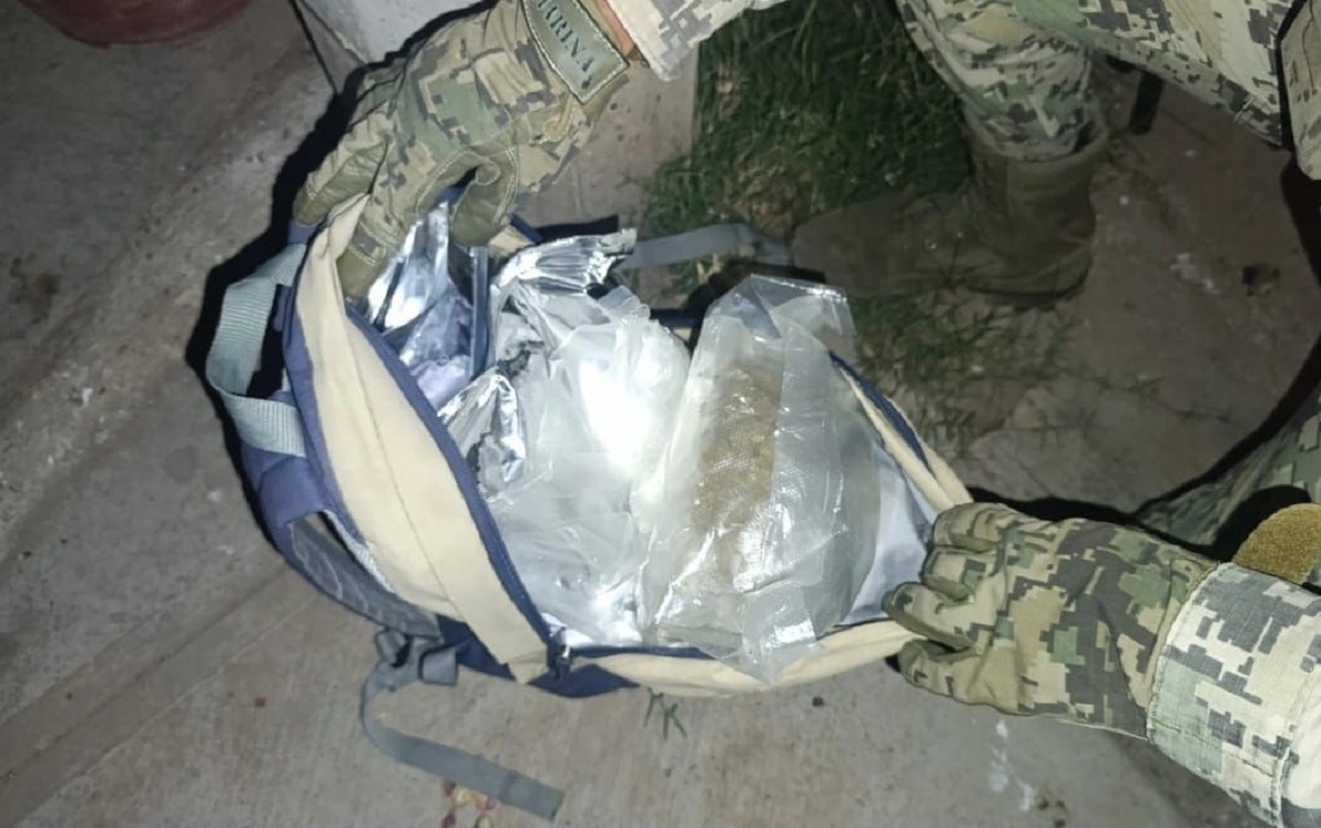 Encuentran mochila con armas, cargadores, radios y droga en El Rosario