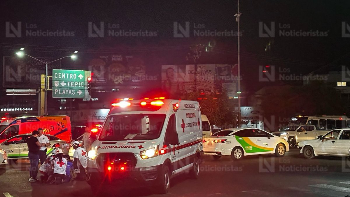 ¡Termina en el hospital! Se pasan el alto e impactan la moto contra taxi en Mazatlán