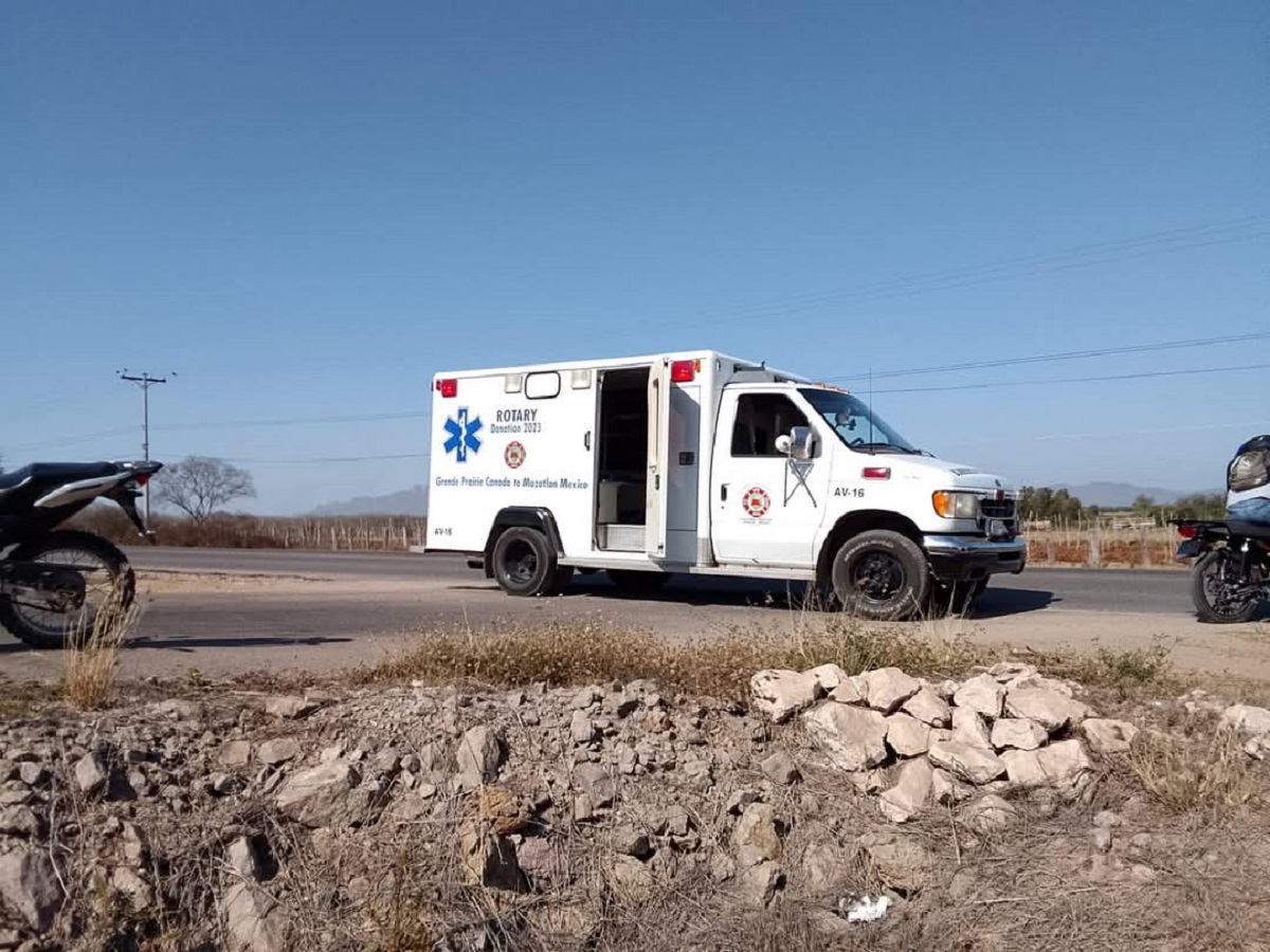 Motociclista resulta lesionado tras ser arrollado por auto “fantasma” al sur de Mazatlán