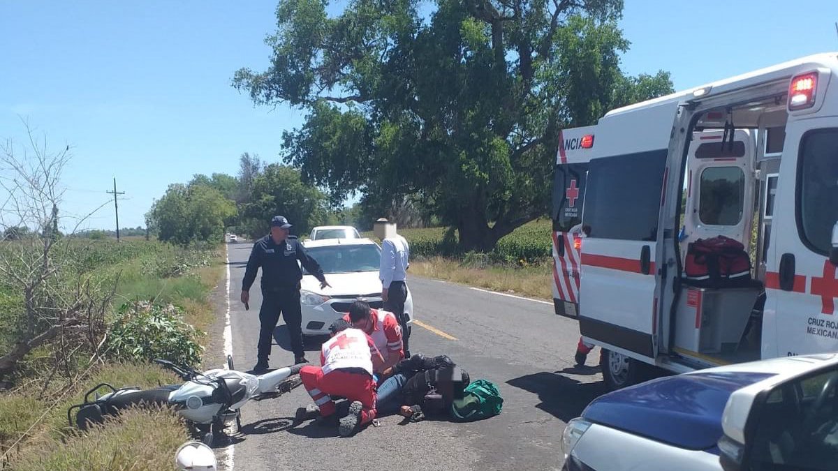 Motociclista es impactado por automóvil en carretera de Guasave y termina lesionado