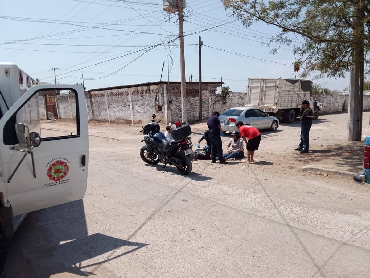 Mujer resulta lesionada tras derrapar en su motocicleta en Villa Unión