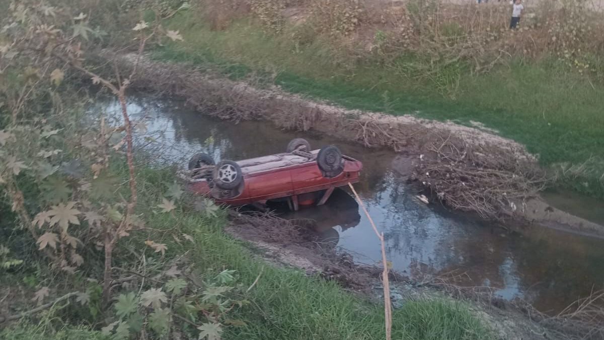 Mujer se lesiona al sufrir “canalazo” frente a la planta potabilizadora de Jumapag, en Guasave