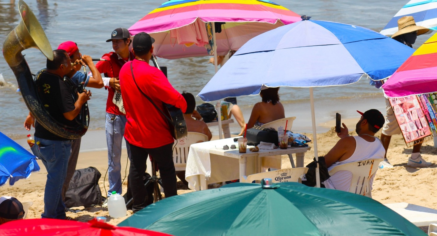 Turismo de Semana Santa impulsa ingresos de músicos en playa de Mazatlán