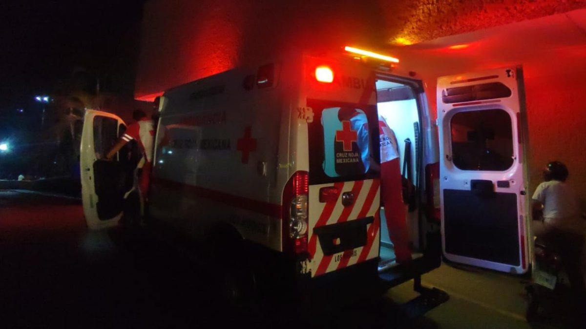 paramédicos ambulancia cruz roja noche