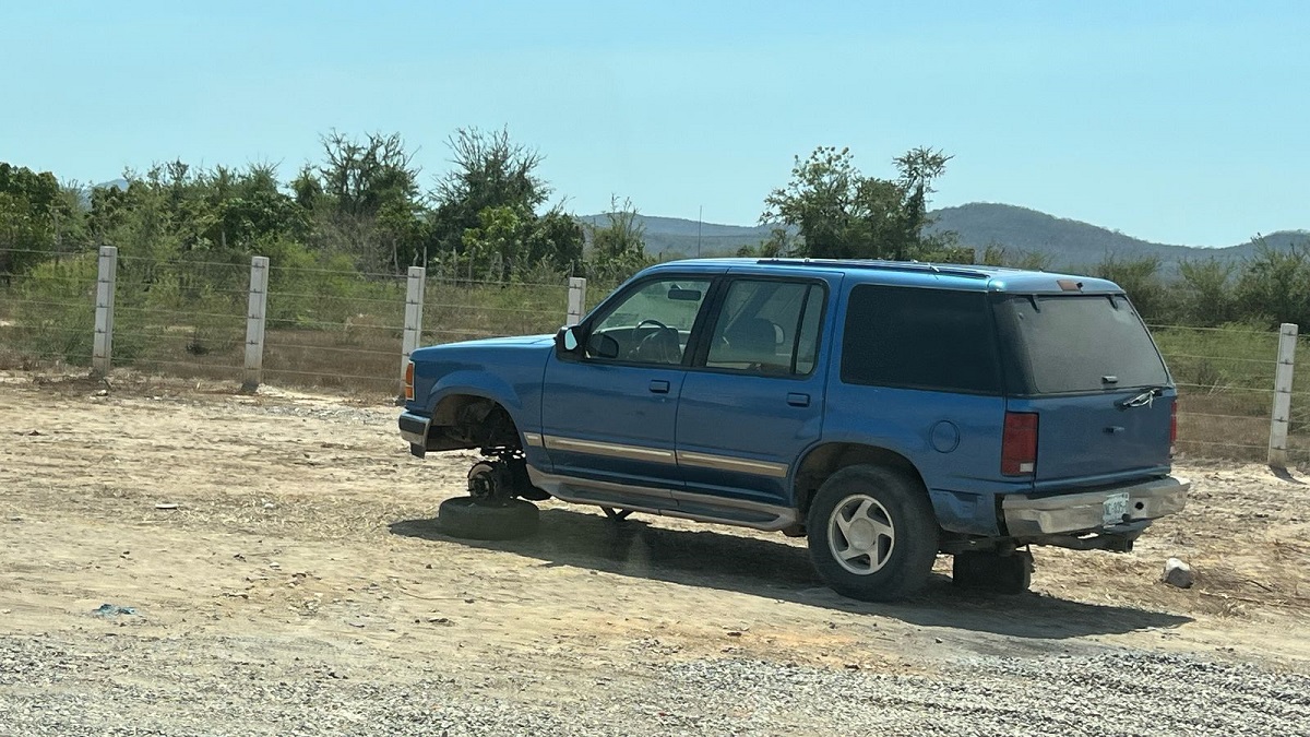Presunta persecución entre Ejército y civiles armados deja varios vehículos dañados en el sur de Mazatlán