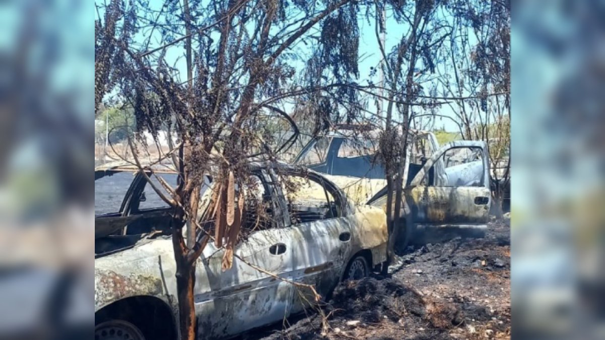 Fuego causado por quema de maleza alcanza dos vehículos en Guasave