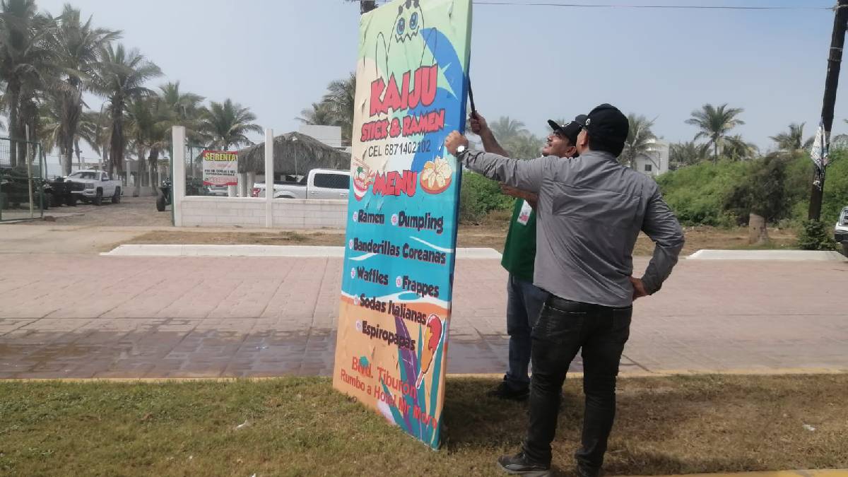 Retira Ecología 60 anuncios publicitarios en playa Las Glorias, Guasave