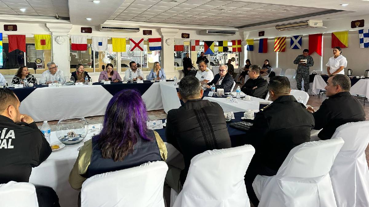 Gobernador Rocha Moya encabeza reunión de seguridad en Mazatlán