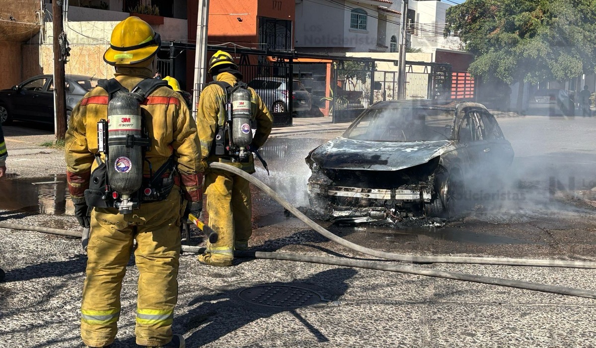 ¡Despojaron un auto y escaparon! Camioneta incendiada en La Campiña fue abandonada por un grupo armado