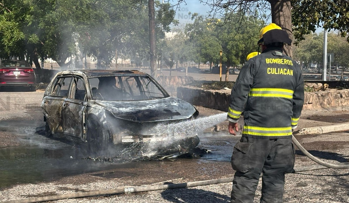 Se incendia camioneta en la colonia La Campiña en Culiacán; no hay lesionados