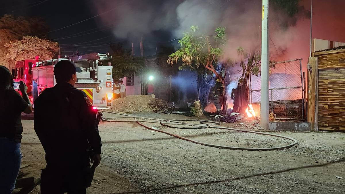 Se incendia casa con un vehículo en la cochera en la colonia Progreso de Culiacán