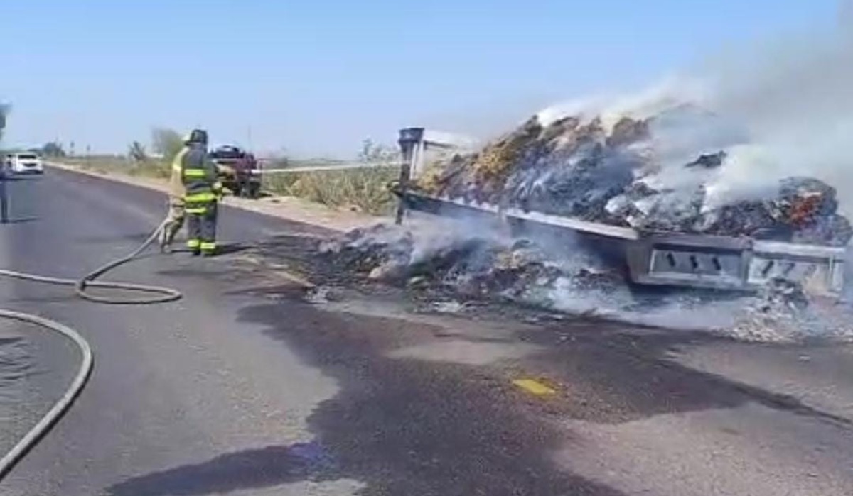 Se incendia remolque cargado con pacas en la carretera estatal Compuertas-Ahome