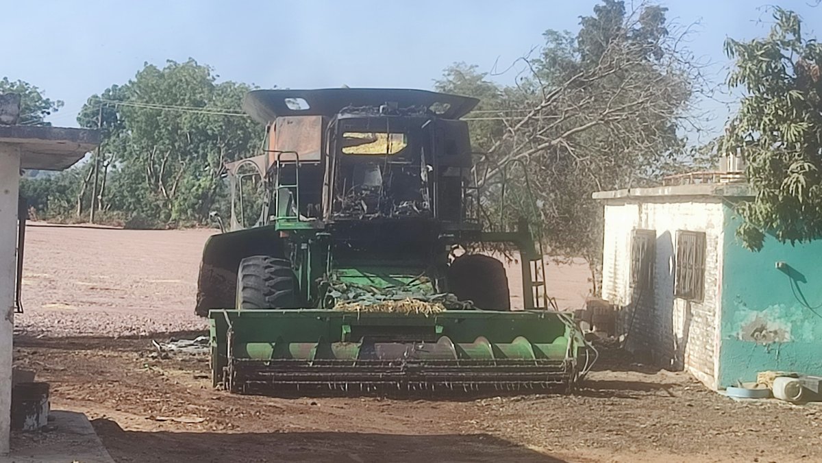 Se incendia trilladora cargada con 1 tonelada de frijol en San Miguel Zapotitlán, Ahome