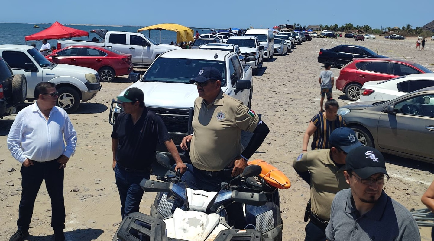Familias en Ahome disfrutan del sol, el mar y la arena en esta Semana Santa