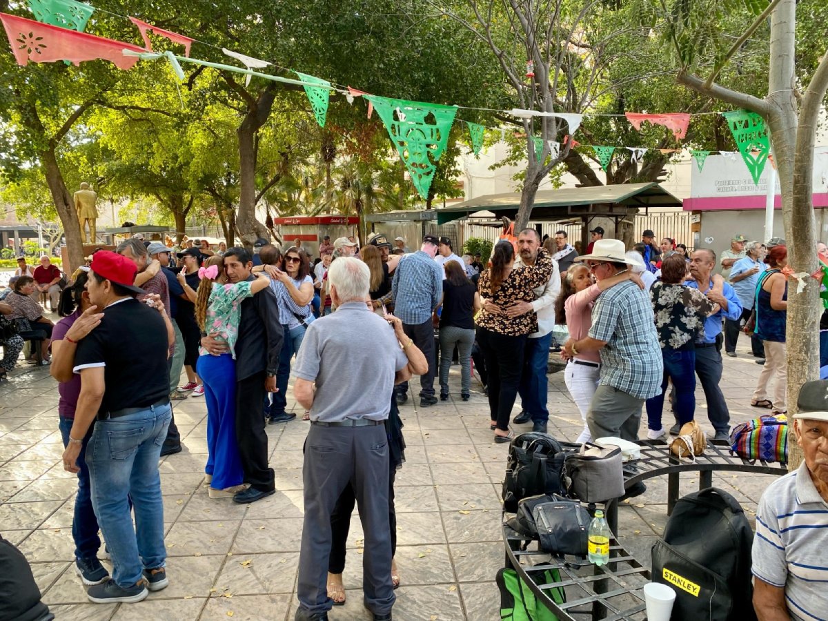 Tardes de baile en la plazuela Obregón; la violencia no detiene esta tradición en Culiacán