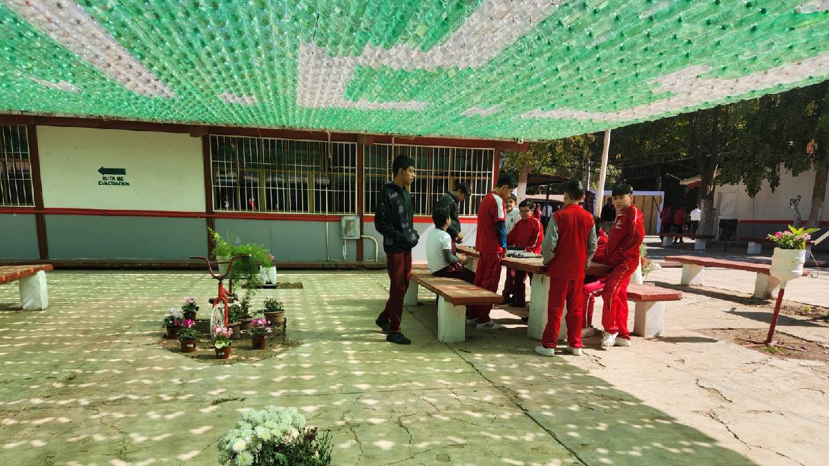 De un problema a una oportunidad; conoce la techumbre ecológica de botellas plásticas en la ETI 28, en Guasave