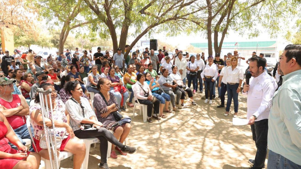 Secretario de Economía visita tianguis de Mazatlán en entrega de apoyos monetarios