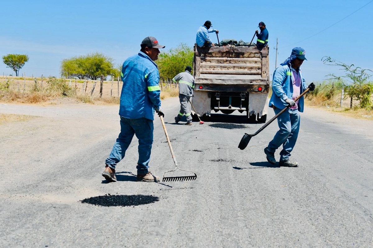 Rehabilitan carretera de Villa Benito Juárez a 15 de Septiembre con trabajos de bacheo, en Salvador Alvarado