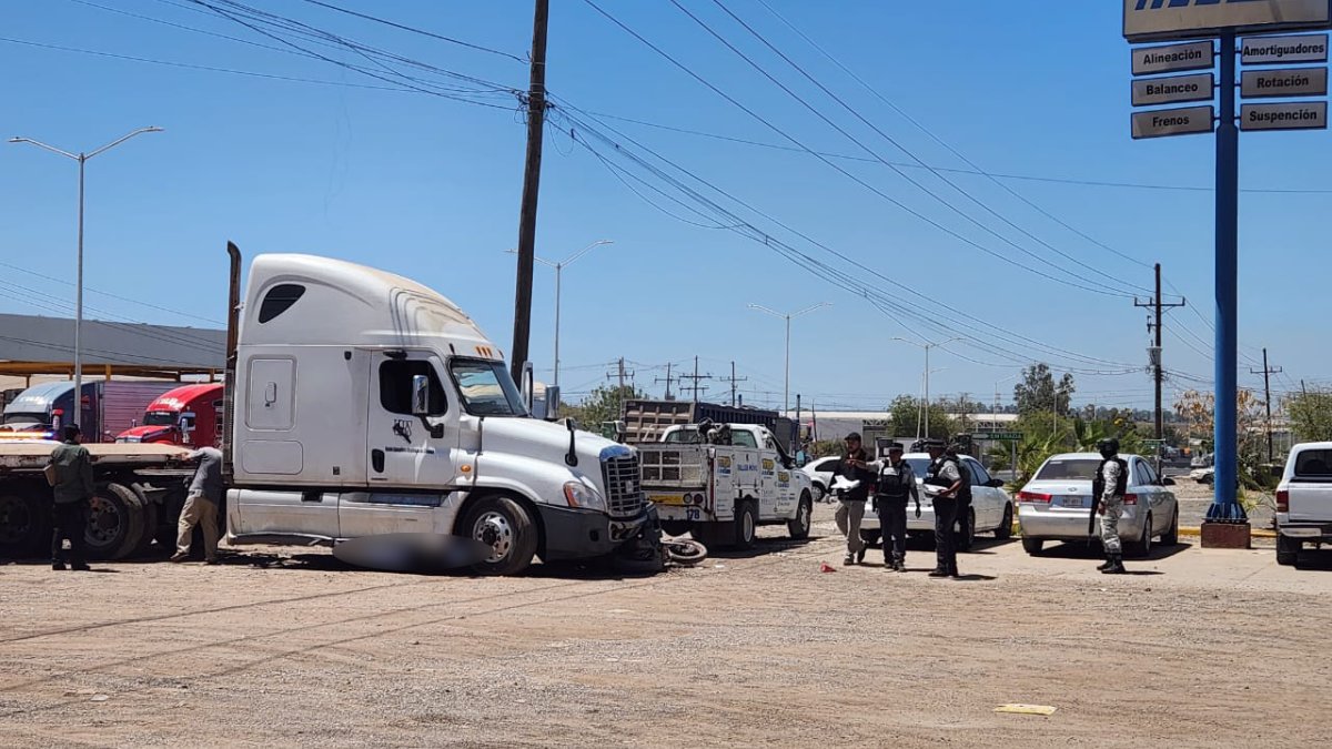 Motociclista muere al ser arrollado por un tráiler sobre La Costerita en Culiacán