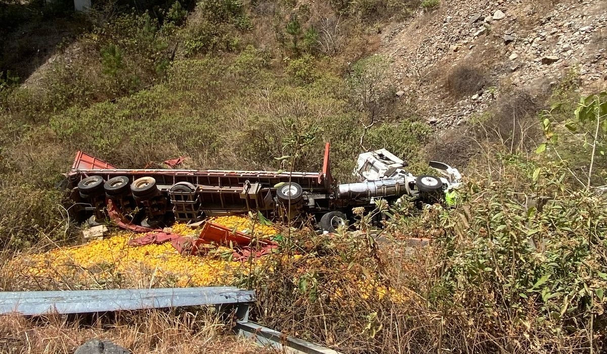 Tráiler cargado con naranjas cae a barranco en la autopista Mazatlán-Durango