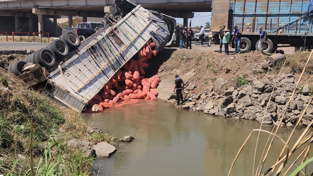 Tráiler cargado de papas vuelca en el entronque de Libramiento Oriente y México 15, en Los Mochis