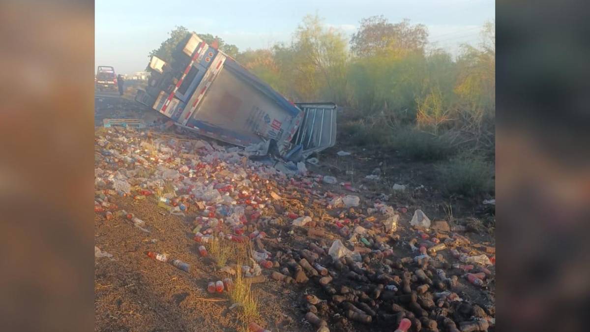 ¡Las bebidas energéticas quedaron regadas! Vuelca tráiler sobre la México 15, en Guasave
