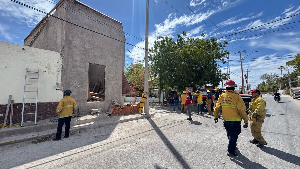 Colapsa techo en obra de Guamúchil; tres albañiles resultan lesionados