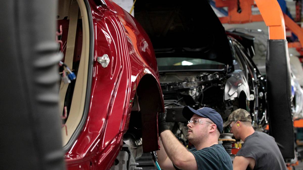 Reducción de aranceles: Trump anuncia acuerdo con la industria automotriz, según CNN