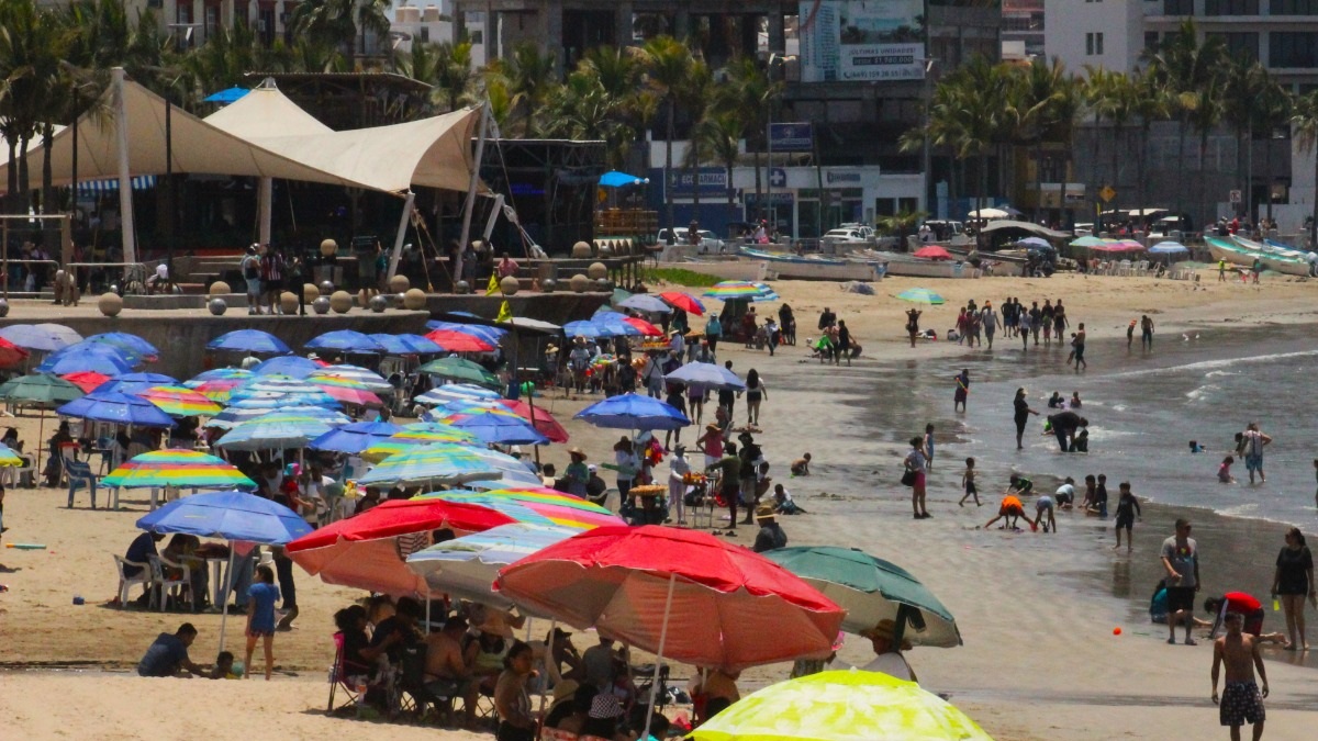 Inicia la llegada de turismo a playas de Mazatlán en el inicio de Semana Santa