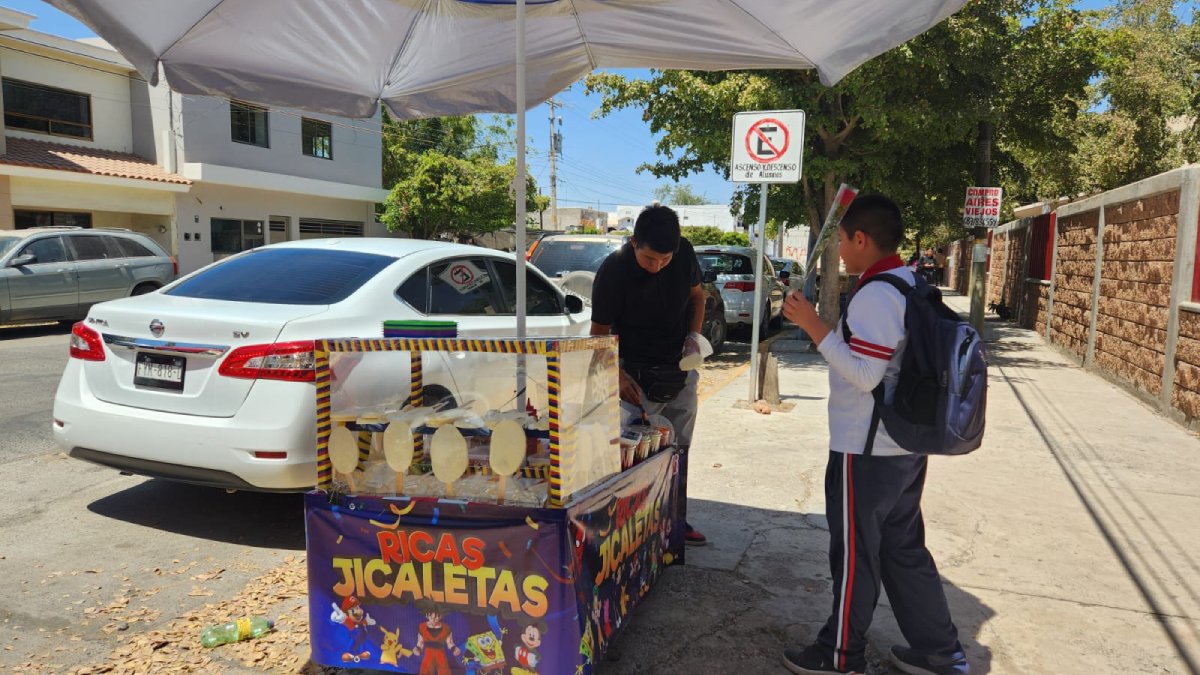¡Lleve sus jicaletas! vendedores frente a escuelas se adaptan a los snaks saludables