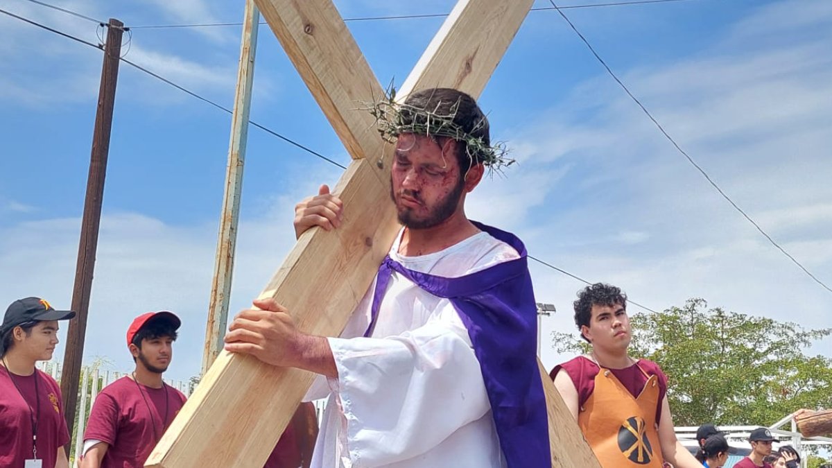 Jóvenes se conmueven durante el Viacrucis de la Pascua Juvenil 2025 en Los Mochis