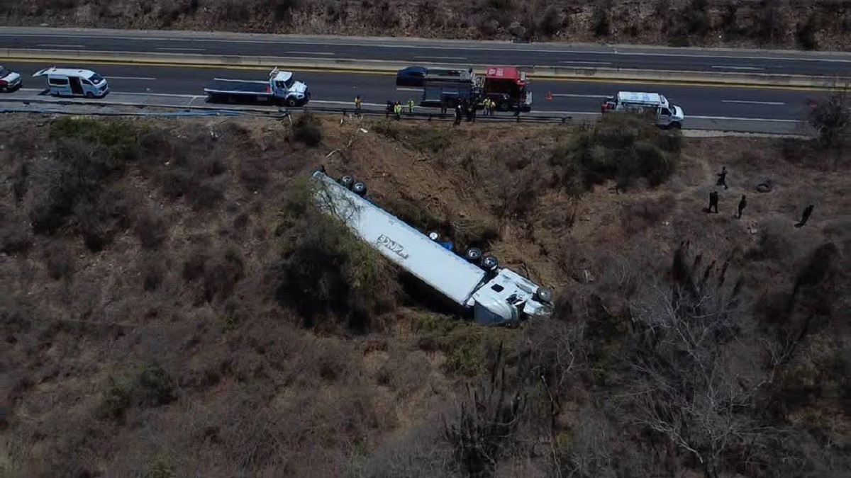 Volcadura de tráiler reduce circulación en la autopista Mazatlán-Culiacán, cerca de Mármol