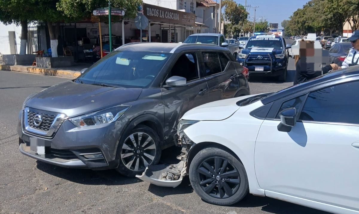 Choque entre vagoneta y automóvil deja fuertes daños materiales en Guasave
