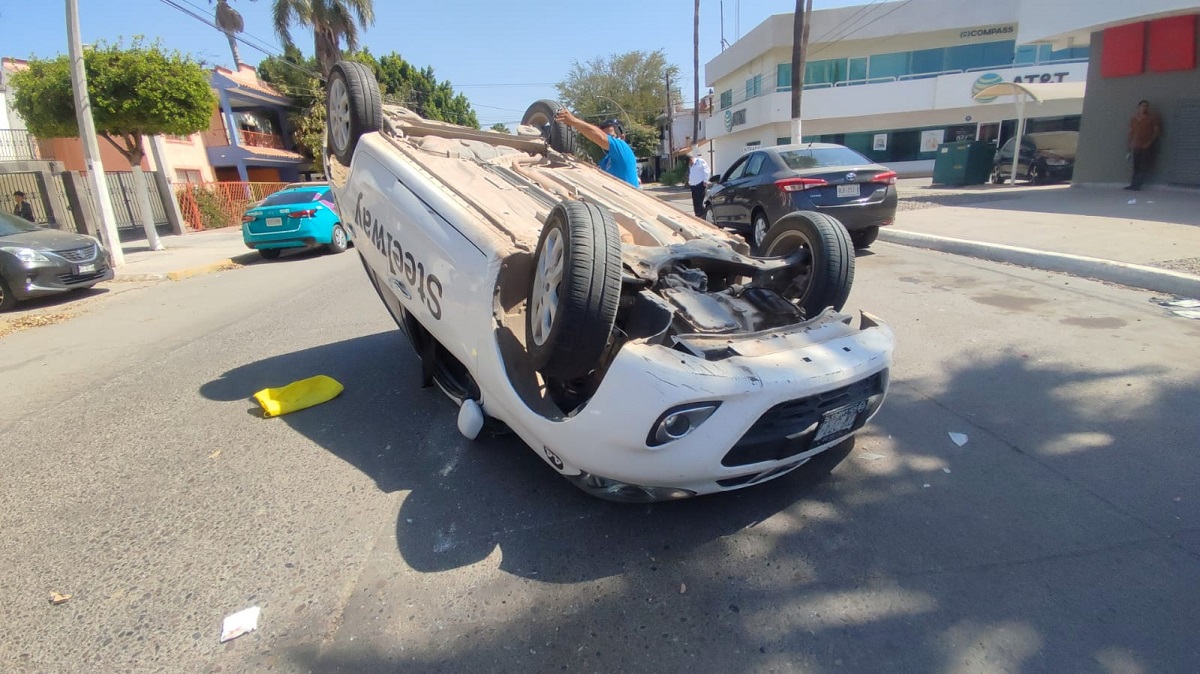Volcadura en el sector Centro de Los Mochis deja una persona lesionada