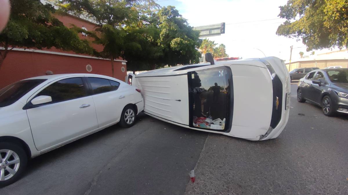 Volcadura en el sector Centro de Los Mochis deja dos personas lesionadas