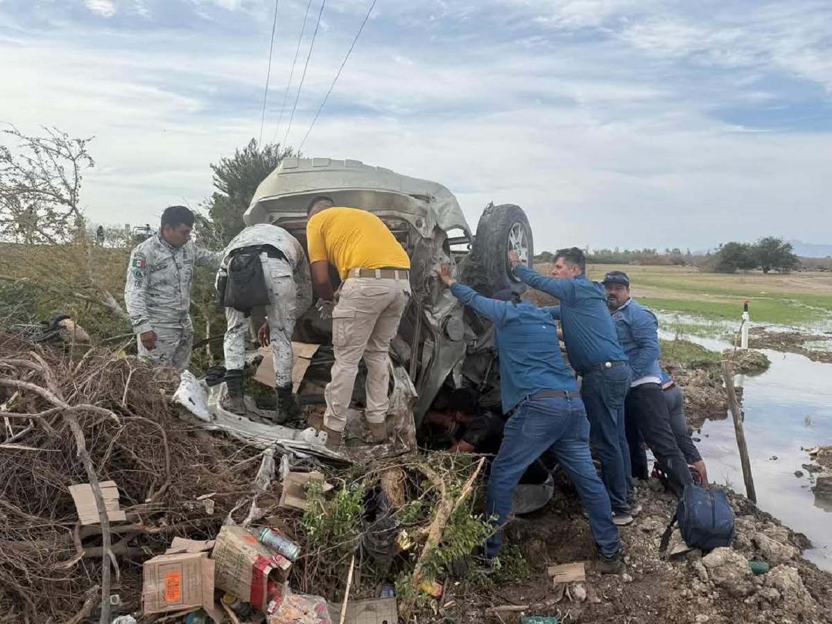 Tres lesionados, uno grave, tras volcadura en la Maxipista Mazatlán-Culiacán