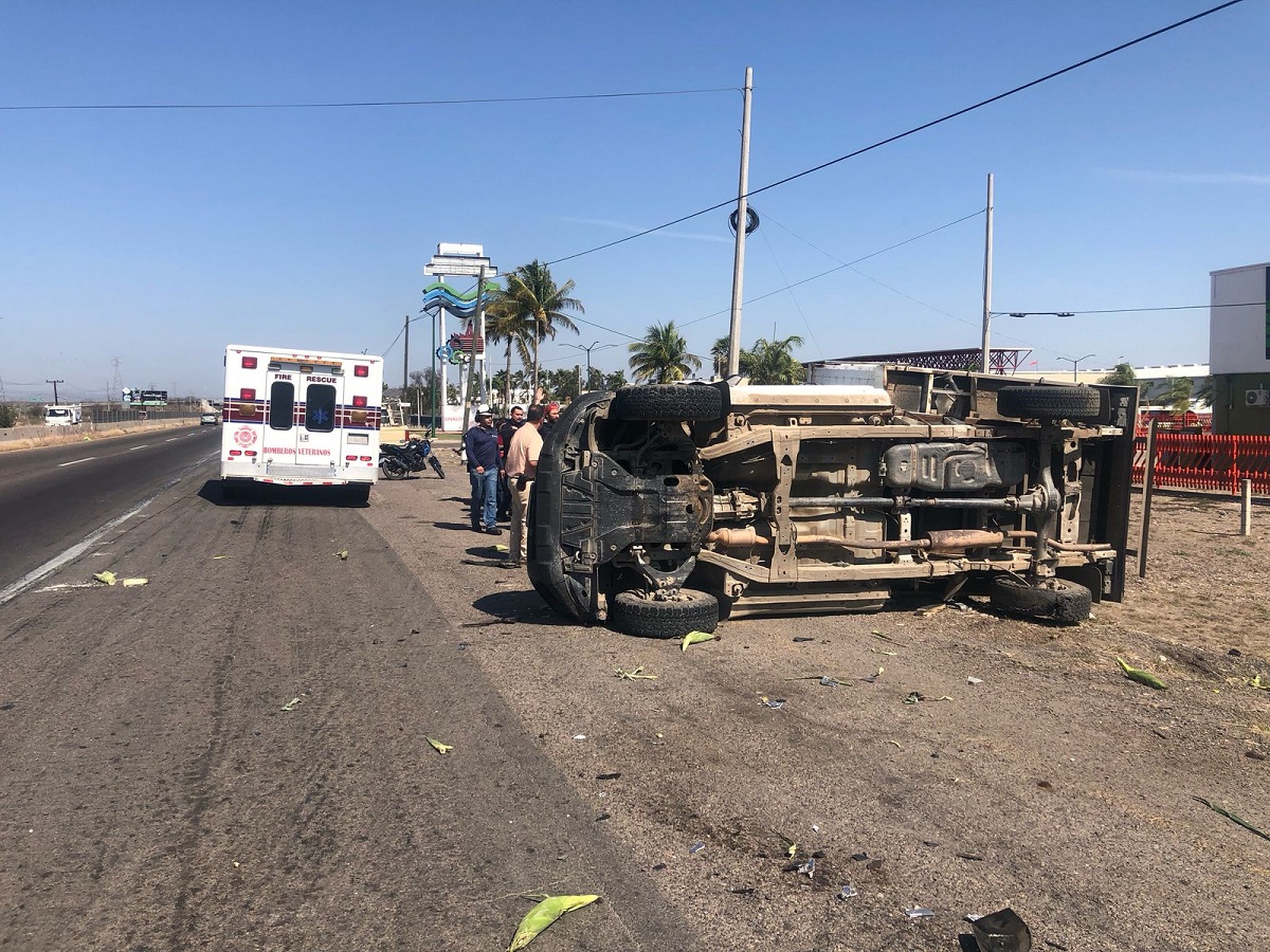 Camioneta vuelca tras ponchadura de llanta en la México 15, al sur de Mazatlán