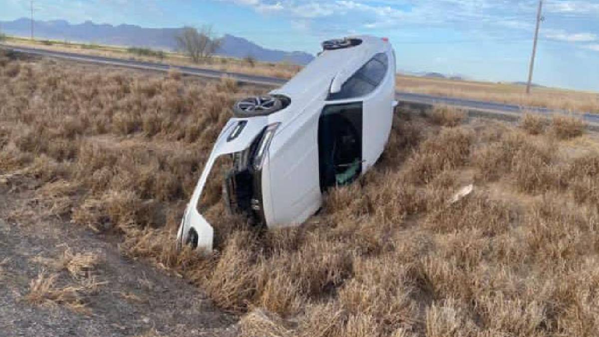 Vuelca auto en la México 15 en las inmediaciones de ejido Chihuahuita, Ahome