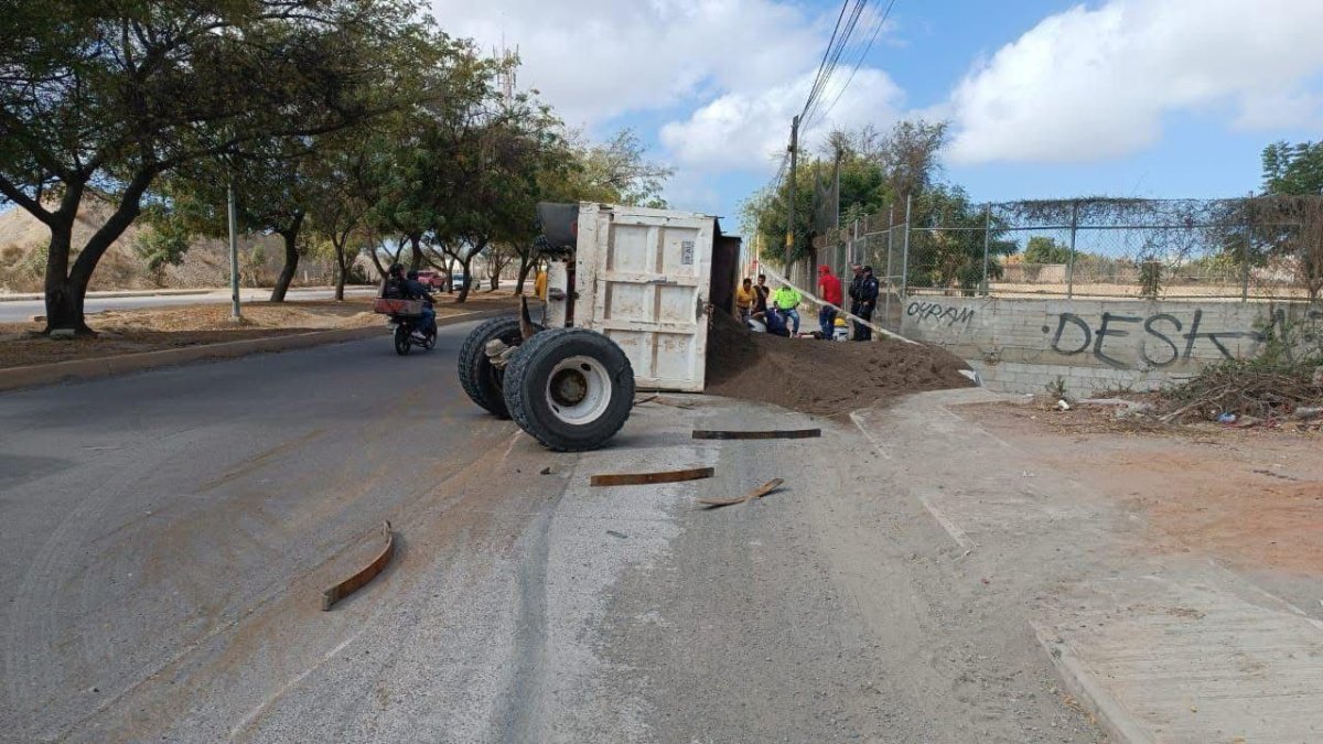 Camión de carga vuelca tras perder el eje trasero en Mazatlán
