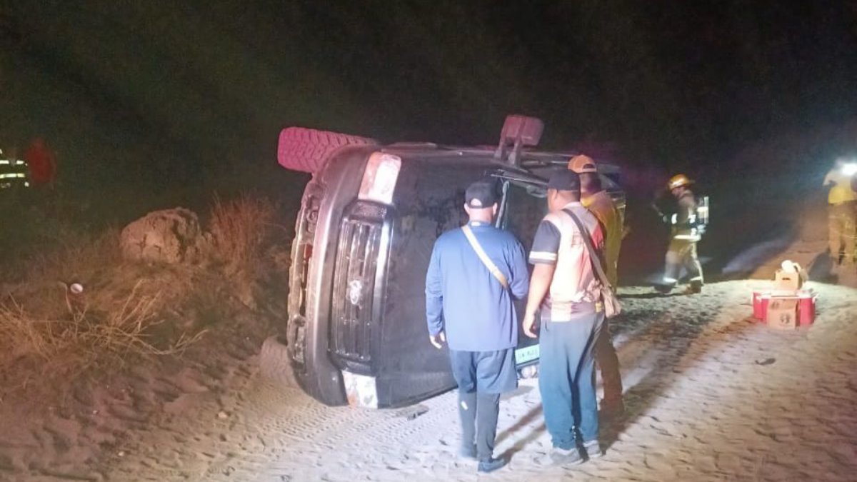 Vuelca camioneta 4×4 en la zona de La Ensenadita, en playa Las Glorias; solo hubo daños materiales