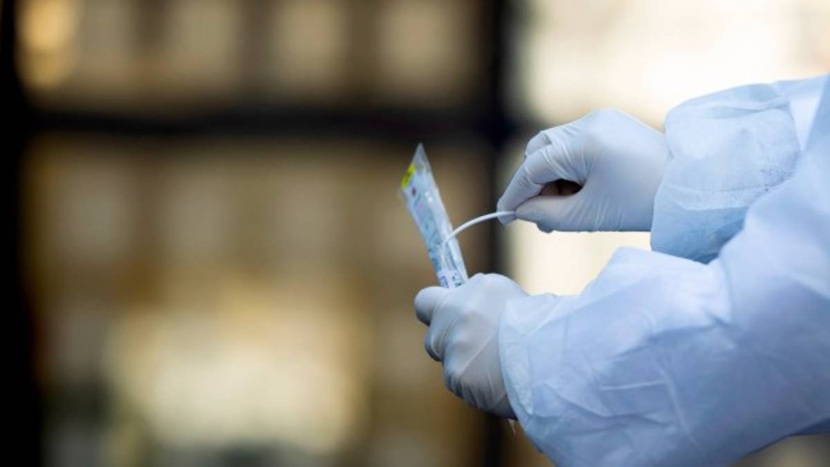 Alerta en hospitales de India por repunte de mil casos de COVID-19