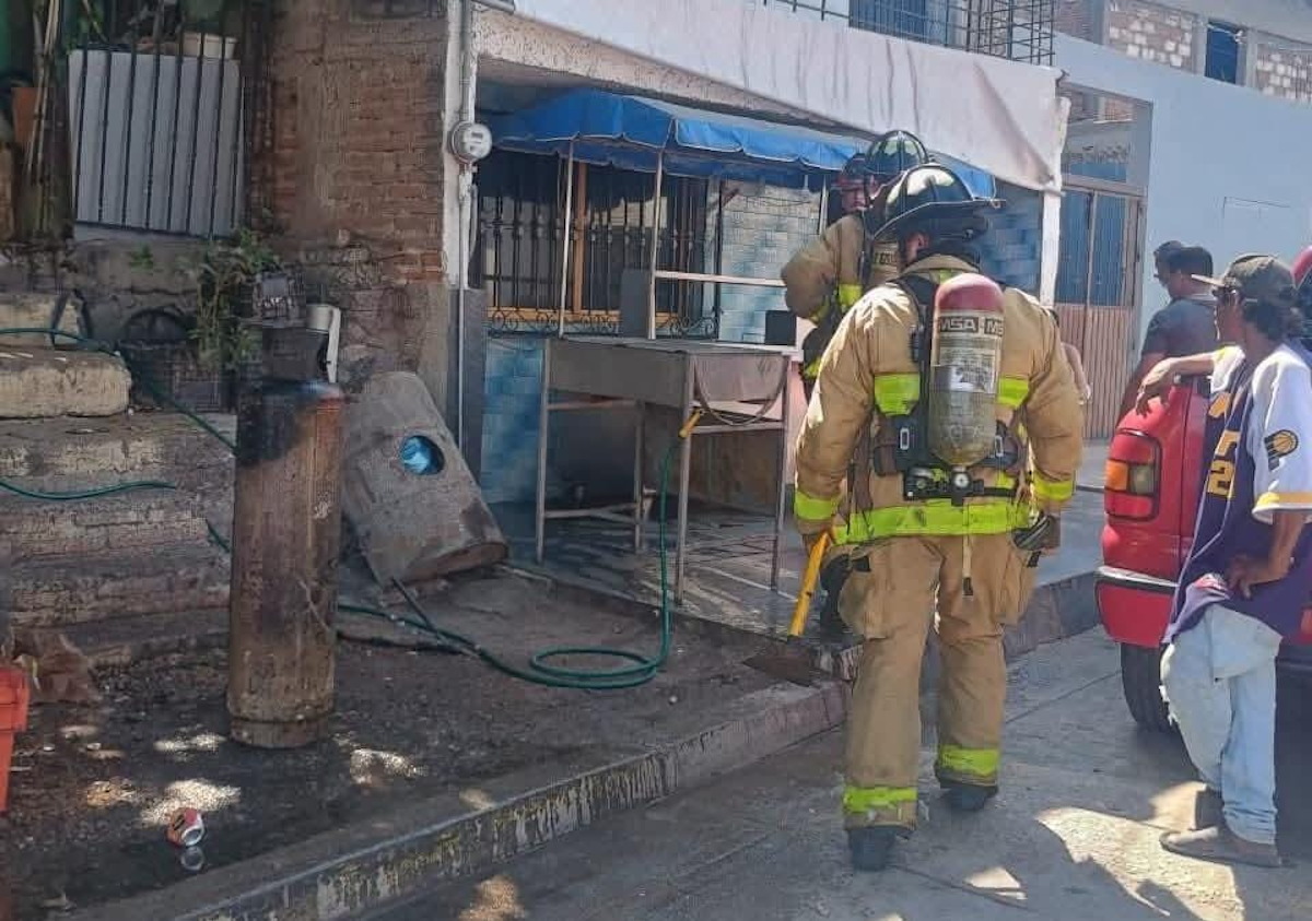 Atienden cuerpos de emergencia incendio de tanque de gas en Mazatlán