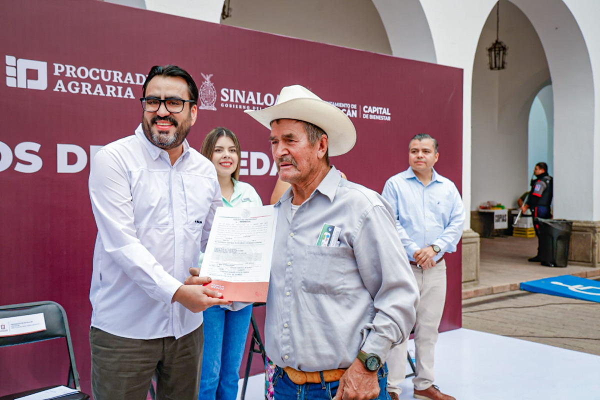 Con entrega de títulos de propiedad, Ayuntamiento otorga certeza jurídica a vecinos de comunidades de Culiacán 