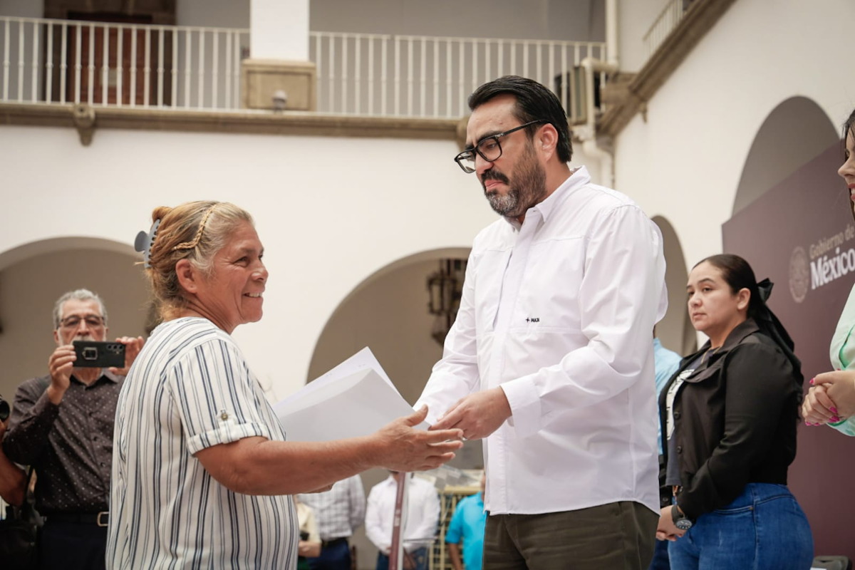 Tras más de 15 años de espera, Gámez Mendívil entrega títulos de propiedad a familias de la colonia Nueva Galicia en Culiacán