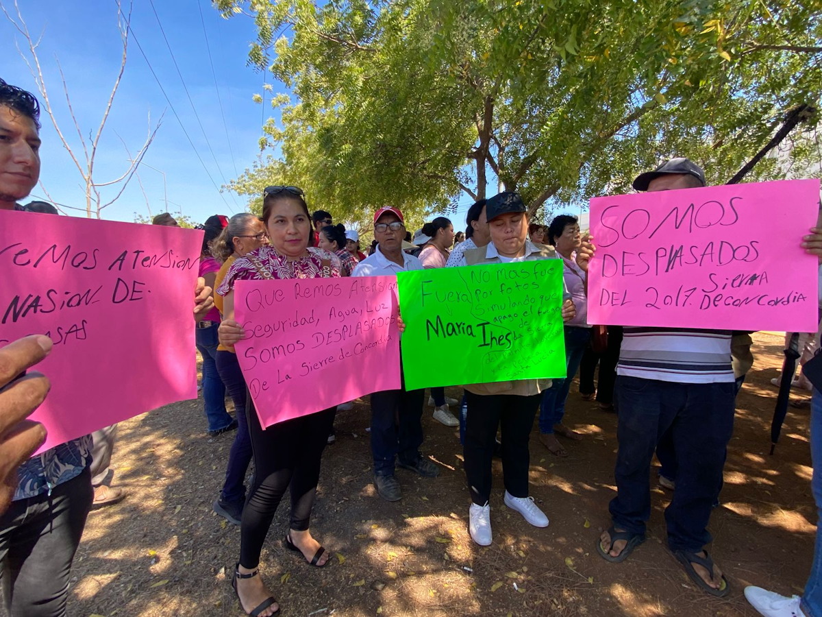 Desplazados de la sierra de Concordia reciben a Claudia Sheinbaum con manifestación